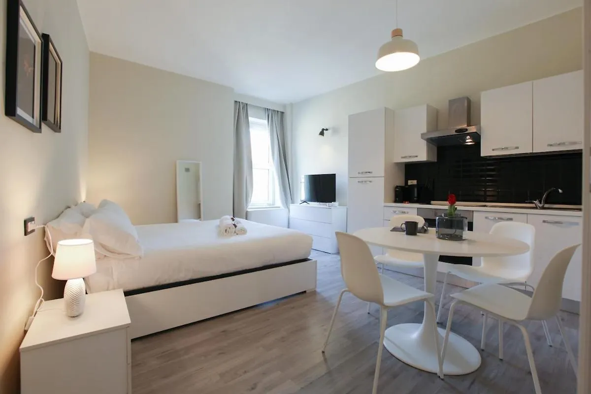 Central Station Spacious 2Br Flat Милан 0*,  Италия