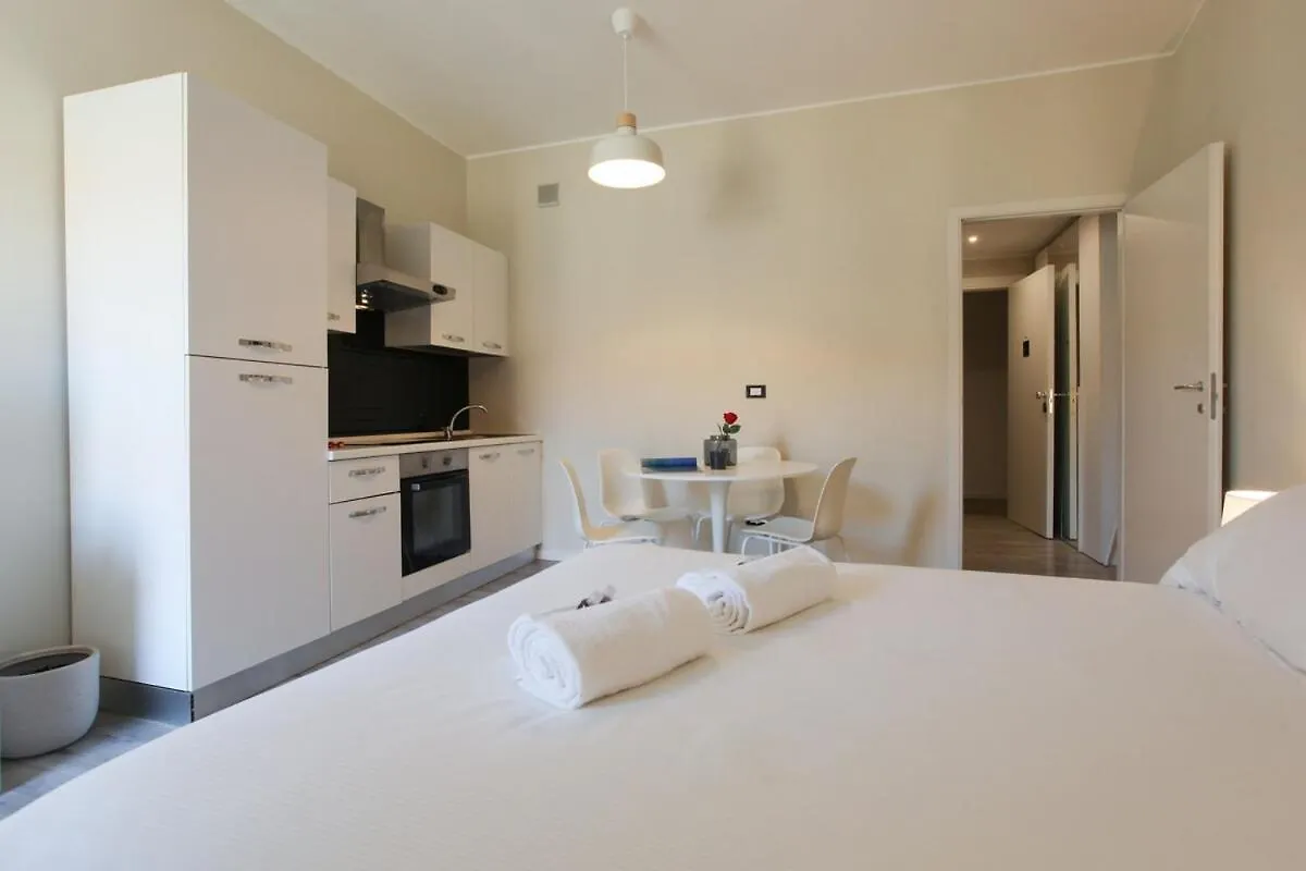 Central Station Spacious 2Br Flat Милан